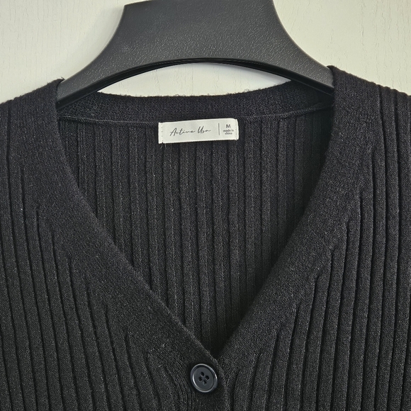 Black Ribbed V-neck Button-Up Cardigan - Picture 3 of 7